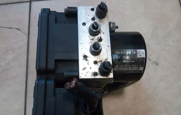 Volkswagen Golf V ABS Pump 1K0907379AT