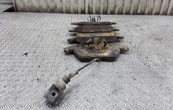 Volkswagen PASSAT B6 Brake pads (front) 