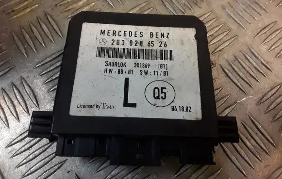 Mercedes-Benz C W203 Door control unit/module 2038206526 A2038206526