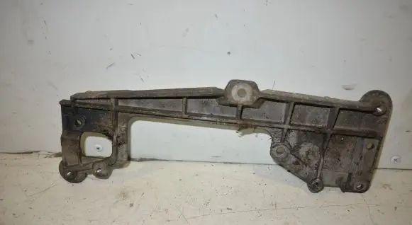 Volkswagen Touran I Engine mounting bracket 03G131159