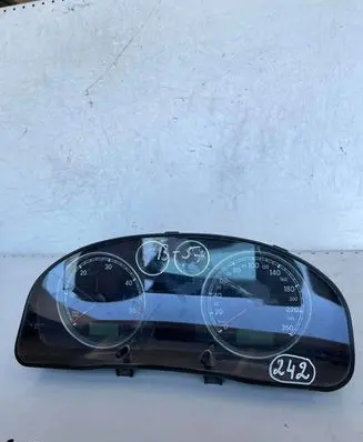 Volkswagen PASSAT B5.5 Speedometer (instrument cluster) 3B0920849C VWZ7Z0D0308183