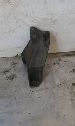 Volkswagen PASSAT B5.5 Engine mounting bracket 8D0199307H