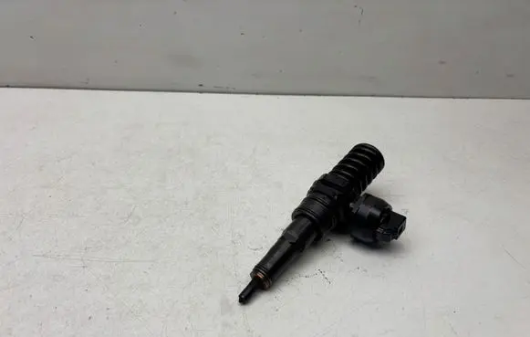 Volkswagen Golf V Fuel injector 038130073AG