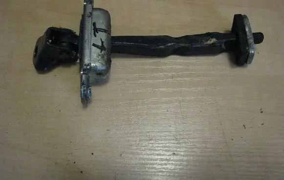 Hyundai i30 Rear door check strap stopper
