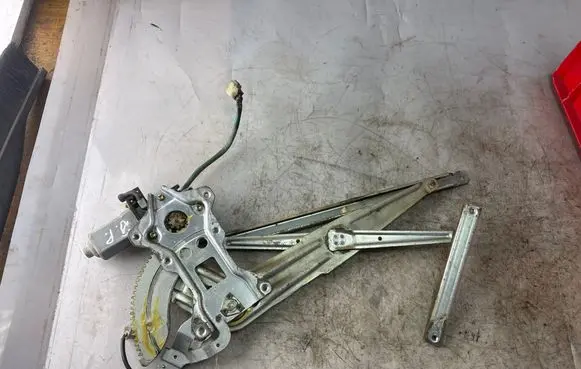 Mitsubishi Pajero Sport I Front door window regulator with motor Mr144596 0621006526