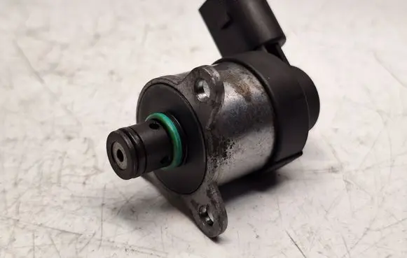 BMW 5 E60 E61 Fuel pressure sensor 0928400560 13517787186