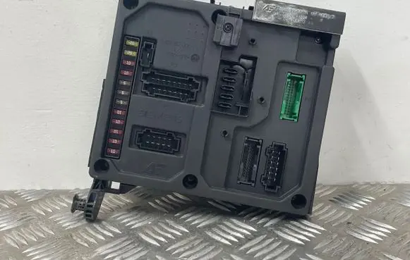 Ford Galaxy Fuse module 7M0971882A