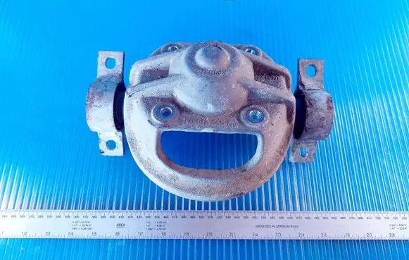 Volkswagen Touareg I Front shock absorber mounting bracket 7L0512345
