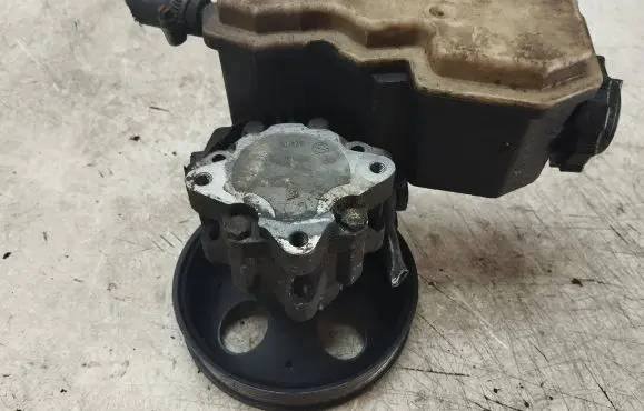 Opel Vectra B Power steering pump 90495960