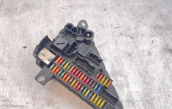 BMW 5 E60 E61 Fuse module 6906619