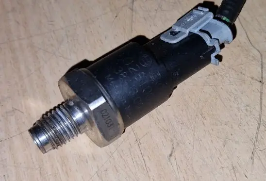 Volvo V70 Fuel pressure sensor 