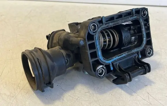Opel Vivaro Thermostat/thermostat housing 9812113780