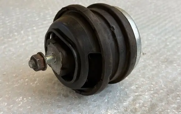BMW 5 E39 Engine mount bracket 