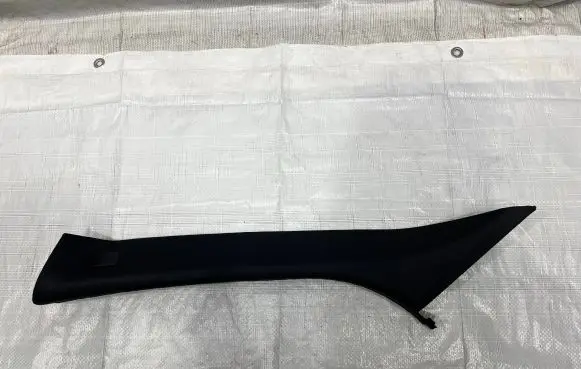 Land Rover Discovery 5 (B) pillar trim (bottom)