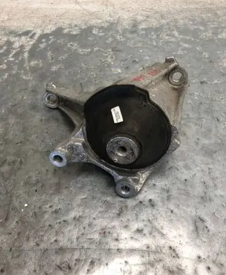 Honda Civic Engine mounting bracket 