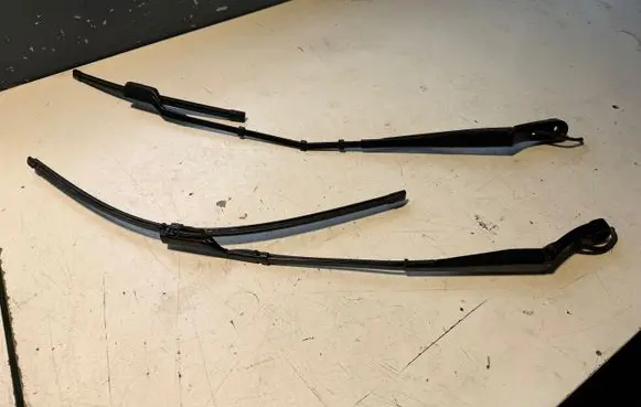 Citroen C5 Aircross Front wiper blade arm 97036203 6317