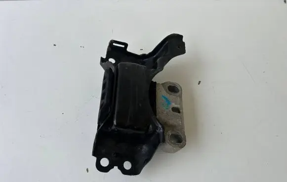 Volkswagen Polo VI Engine mounting bracket