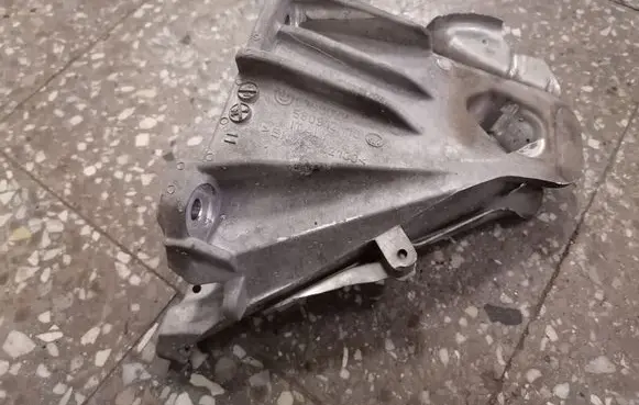 BMW X5 E70 Engine mounting bracket 6790022