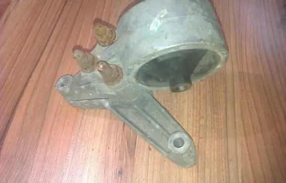 Engine mount bracket
