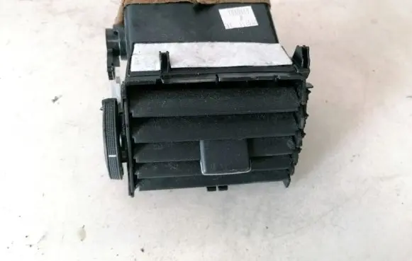 Toyota Avensis T270 Dash center air vent grill
