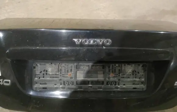 Trunk door license plate light bar