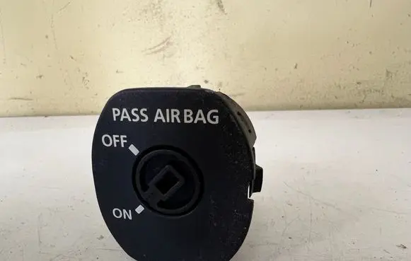 Land Rover Discovery 3 - LR3 Passenger airbag on/off switch YWL500050PVJ