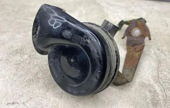 Volkswagen PASSAT B6 Horn signal E1000209