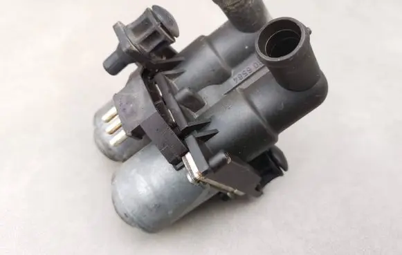 Mercedes-Benz C W202 Coolant heater control valve 4950000002 0008306584