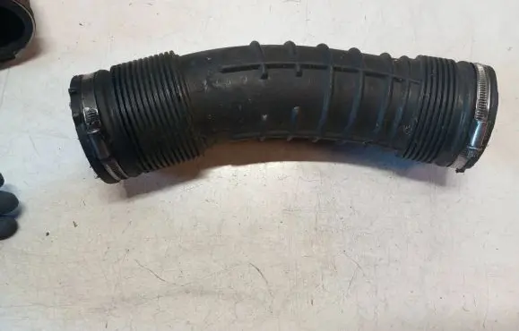 Volvo V70 Air intake hose/pipe 6898050