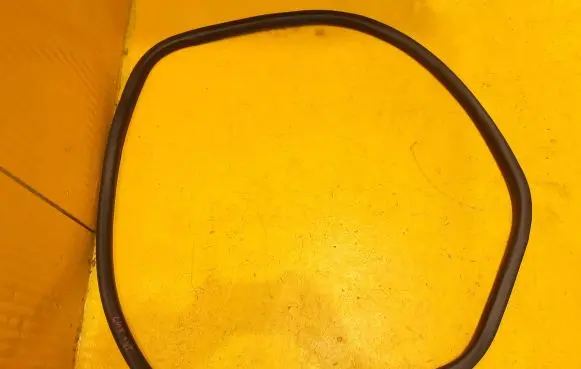 Trunk rubber seal (body)