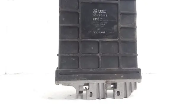 Volkswagen Golf III Engine control unit/module 037906024B