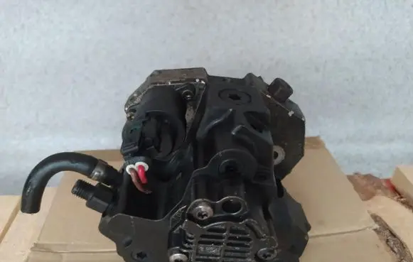 Volvo XC90 Fuel injection high pressure pump 8689590
