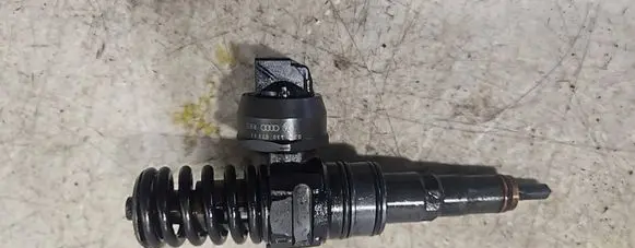 Volkswagen PASSAT B6 Fuel injector 038130073BQ
