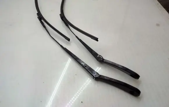 Front wiper blade arm