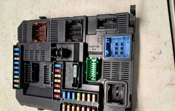 Peugeot 208 Fuse module 9819850080