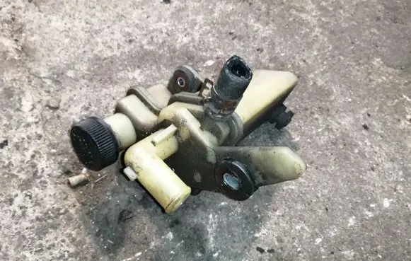 Mazda 3 I Power steering fluid tank/reservoir