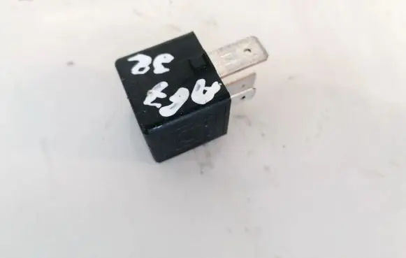 Volkswagen PASSAT B6 Other relay 1k0951253a v23134-j52-x430