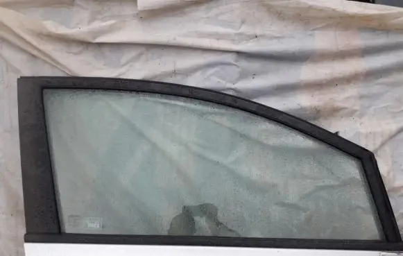 Honda FR-V Front door window glass four-door