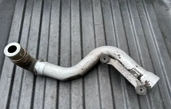 Volkswagen PASSAT B6 Intercooler hose/pipe 038131111B