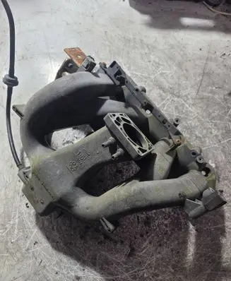 Ford Mondeo MK I Intake manifold 938F9424LE
