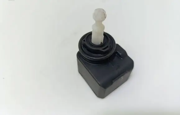 Volkswagen Polo IV 9N3 Headlight level adjustment motor 