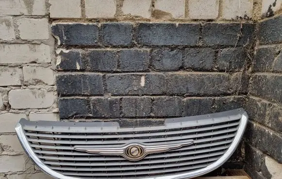 Chrysler Voyager Front bumper upper radiator grill 4857522A