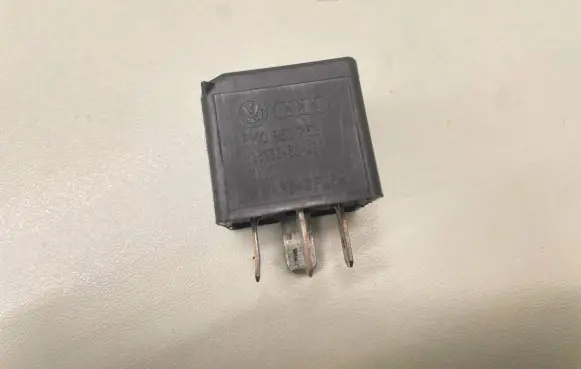 Skoda Fabia Mk2 (5J) Other relay 8K0951253 V23136B6X72