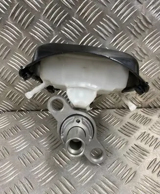 Brake fluid reservoir