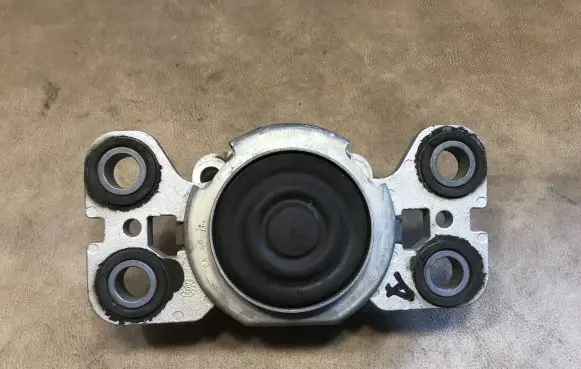Volvo XC60 Engine mount bracket 31316875