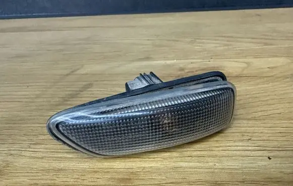 Volvo XC70 Front fender indicator light 150725