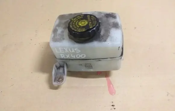 Lexus RX 330 - 350 - 400H Brake fluid reservoir 