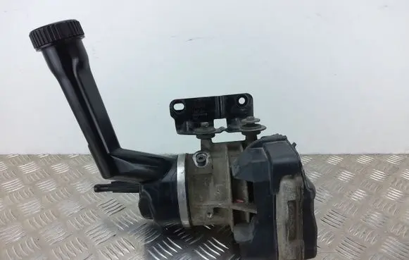 Citroen C4 I Picasso Power steering pump 9681965780