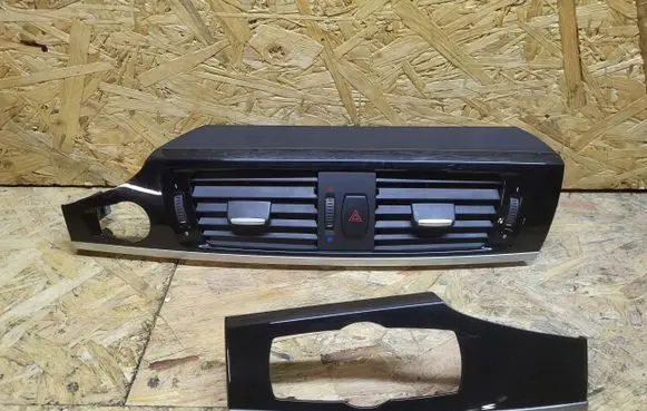BMW X3 E83 Dash center air vent grill