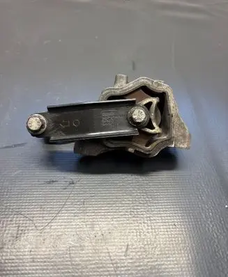 Volvo XC60 Engine mount bracket 6G926P082AB 30671219 BHSSA3716